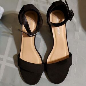 CITY CLASSIFIED  open toe low chunky  buckle  heel  sandal  7 1/2